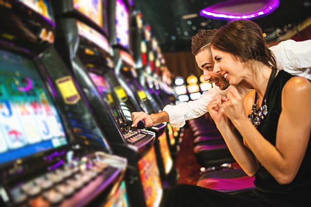Slot game interface showing player count